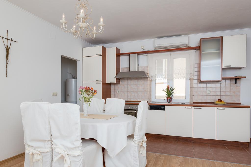 Apartments Santo Bol Room photo
